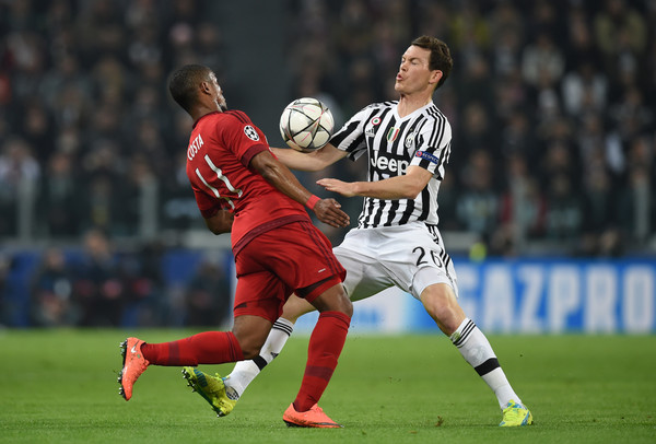 Douglas Costa in azione negli ottavi di finale di Champions del 2016 contro la Juve. | Fonte immagine: Zimbio