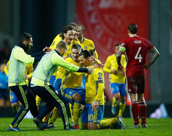 Zlatan Ibrahimovic et ses coéquipiers exultent au coup de sifflet au final, au Danemark (Source: gettyimages)