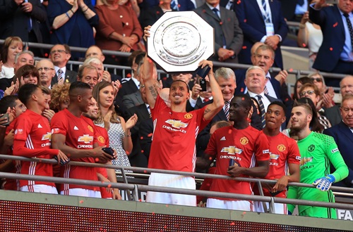 Zlatan lifts the Community Shield | Photo: Manchester United FC