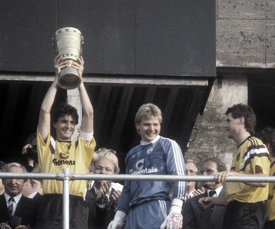 Michael Zorc levantando a Copa da Alemanha. Foto: bvb.de