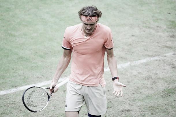 Zverev caiu logo na estreia em Halle (Foto: Alex Grimm/Getty Images)