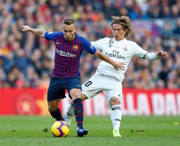 Arthur y Modric en un clásico del pasado año / Foto: realmadrid