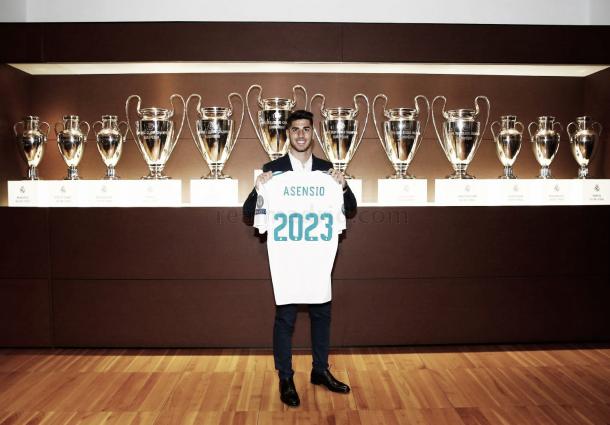 Asensio na sala de troféus do Santiago Bernabéu após assinar o novo contrato | Foto: Divulgação/Real Madrid CF