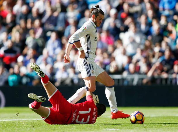 Gareth Bale driblando a Serantes en el gol | Foto: Real Madrid