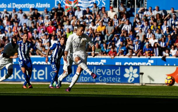 Cristiano Ronaldo ejecutando el penalti | Foto: Antonio Villalba (Real Madrid)