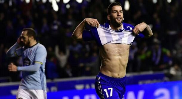 La alegría de la afición reflejada en el rostro de Edgar | Foto: Deportivo Alavés.