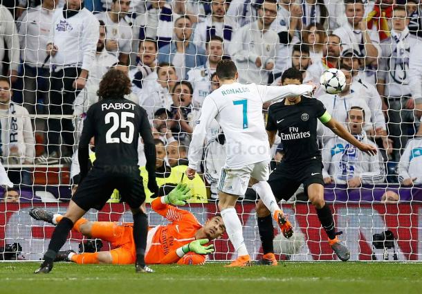 Ronaldo anotando uno de sus goles ante el PSG | Foto: Real Madrid