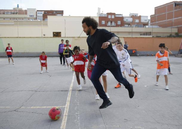 Marcelo en el partido de entrenamiento con los pequeños del centro I Foto: Real Madrid