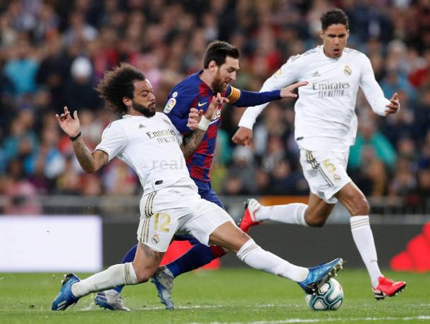 Marcelo frena a Messi en el clásico. Real Madrid