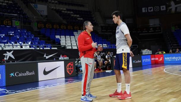 Alocen y Scariolo charlan durante una convocatoria con la selección española | Foto: FEB