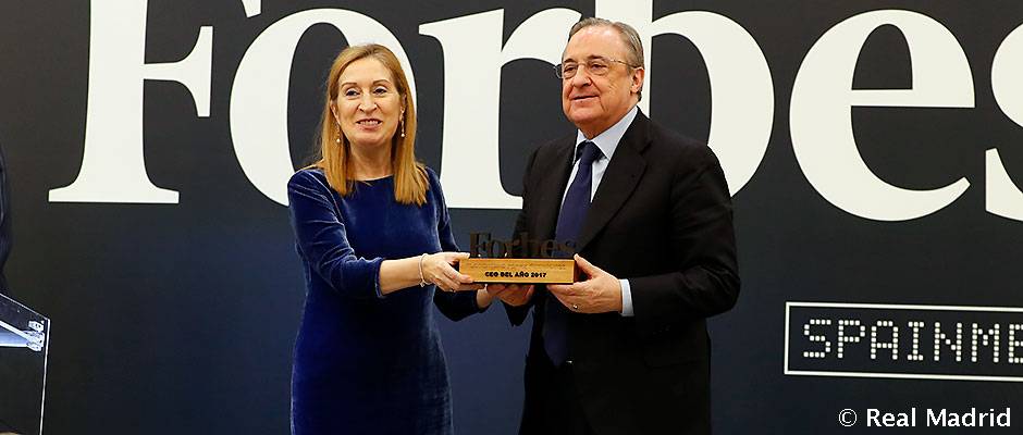 Florentino Pérez recibiendo el premio Best CEO de la revista económica Forbes
