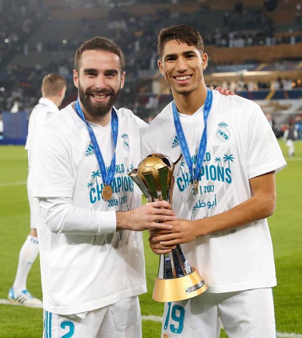 Achraf y Carvajal posan con el trofeo del Mundial de Clubes | Fuente: Real Madrid