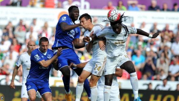 Lukaku y Gomis, los tanques de cada equipo, pugnan por el balón | Foto: BBC