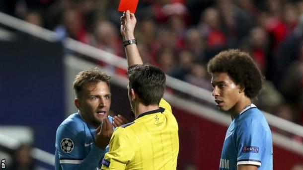 Criscito gets sent off conceding the foul that led to Benfica's goal (photo: EPA)