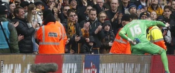 Jakupovic goes over to celebrate his hard-earned clean sheet, with his daughter (far left) | Picture source: BBC