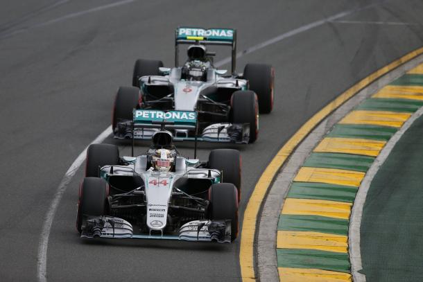 Rosberg a rueda de Hamilton I Foto: Mercedes AMG