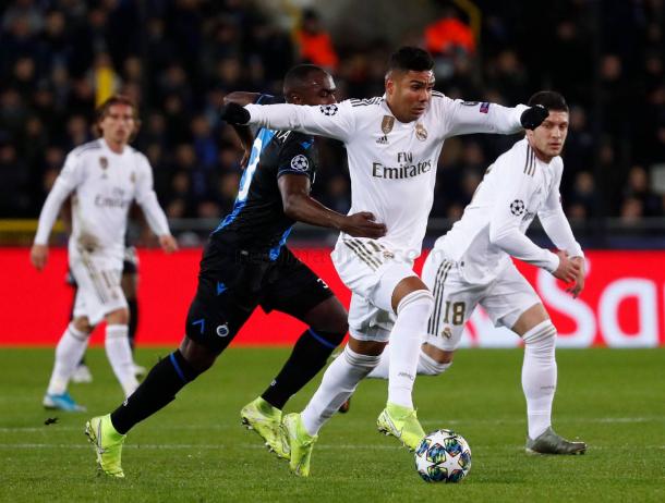 Casemiro conduce ante la presión de un rival belga/ Foto: Real Madrid