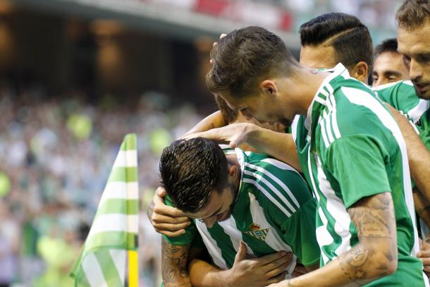 A sus pies | FOTO: Real Betis