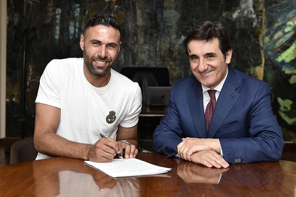 Salvatore Sirigu con il patron Cairo mentre appone la firma sul contratto. Fonte: Twitter