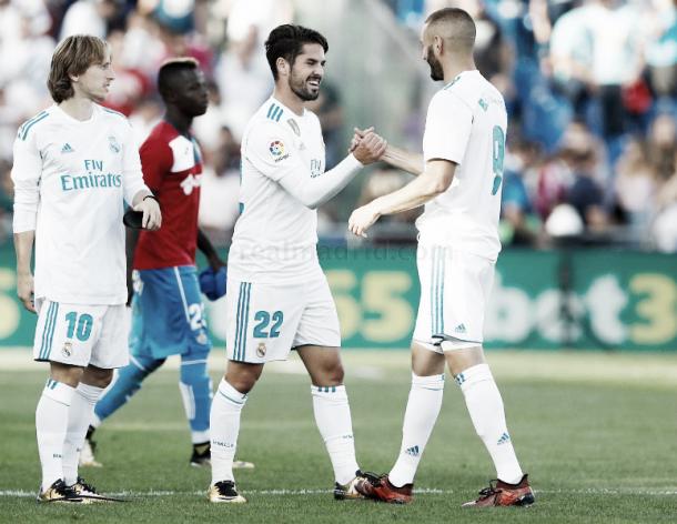 Isco, felicitado por sus compañeros | Foto: Real Madrid CF
