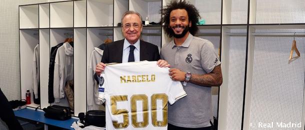 Marcelo con el presidente Florentino Pérez con la camiseta conmemorativa de los quinientos partidos | Fuente: Real Madrid CF