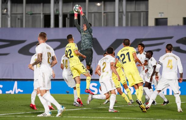 Thibaut Courtois atajando un balón por alto | Fuente: Real Madrid CF