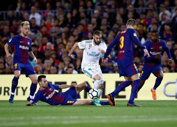 Benzema frente a varios jugadores culés / Foto: realmadrid