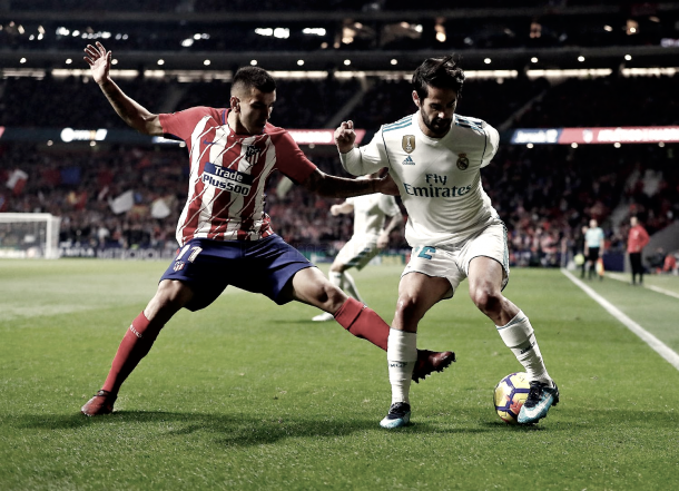 Isco en la banda izquierda frente a la mirada de Ángel Correa | Foto: Real Madrid CF