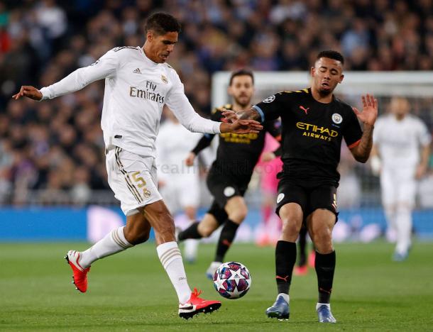 Raphael Varane y Gabriel Jesus durante el encuentro de ida celebrado en el Bernabéu | Fuente: www.realmadrid.com