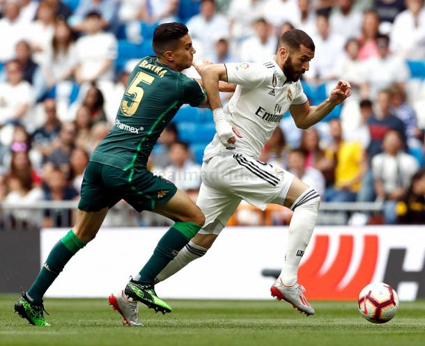 Benzema tratando de llevarse el balón ante Bartra | Fotografía: Real Madrid