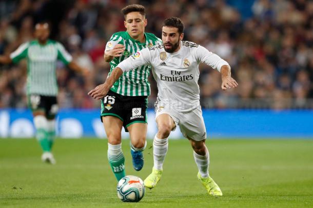 Álex Moreno tratando de detener a Carvajal | Fotografía: Real Madrid
