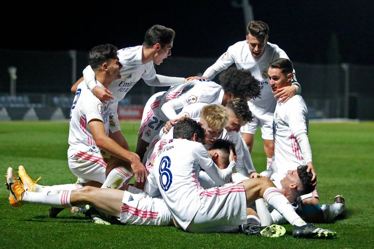 Los jugadores del filial blanco celebran la victoria ante el Navalcarnero | Fuente: www.realmadrid.com