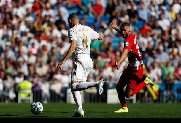 Karim Benzema controla el balón ante la mirada de Domingos Duarte, héroe del equipo nazarí en su visita al Reale Arena | Fuente: www.realmadrid.com