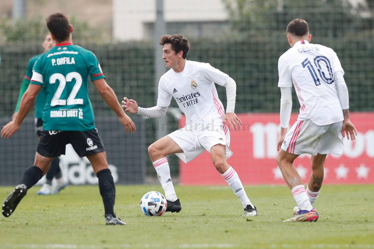 Carlos Dotor, pensativo con el esférico pegado al pie, durante el encuentro ante el Atlético Baleares | Fuente: www.realmadrid.com
