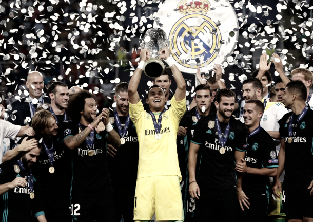 Navas disfruta con un trofeo más en alzas | Foto: Antonio Villalba (Real Madrid C.F.)