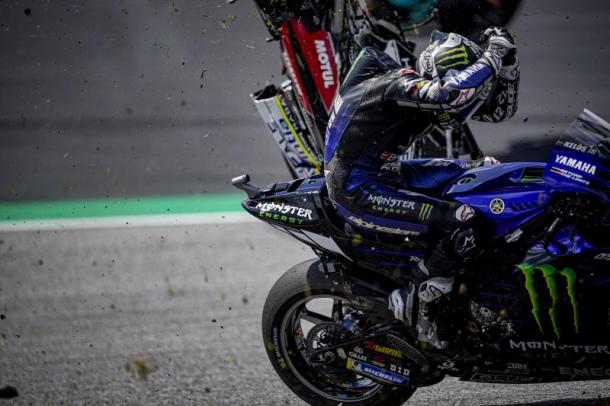 Ambas motos cruzaron la pista y rozaron por milímetros a Valentino Rossi y Maverick Viñales, en un incidente que habría podido acabar en desastre. Imagen: MotoGP