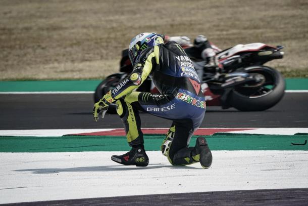 Valentino Rossi después de su caída / Fuente: MotoGP