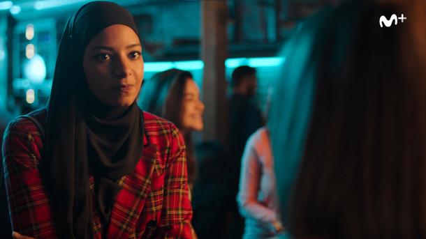 Amira en el bar   Fuente: Cuenta de Twitter (@skamspain)