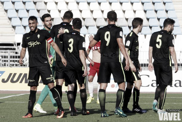 El Sporting B en el partido de ida contra el Almería B