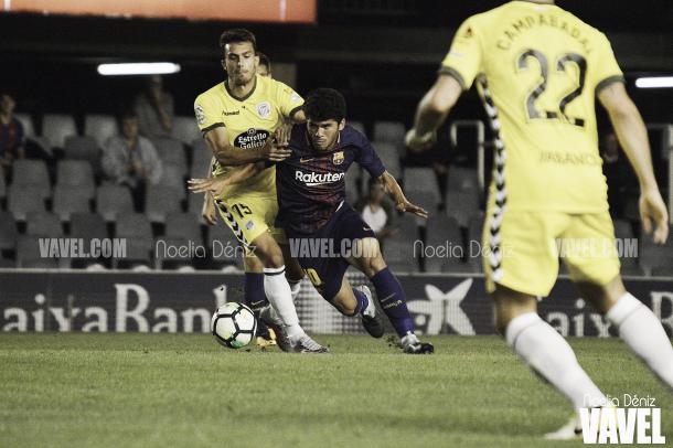 Carles Aleña en una jugada frente al Lugo. Foto: Noelia Déniz, VAVEL.com