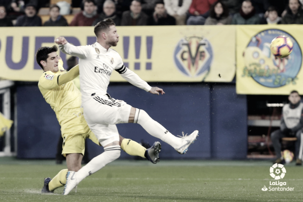 Ramos y Gerard Moreno disputan un balón en el partido de la temporada pasada/ Foto: La Liga