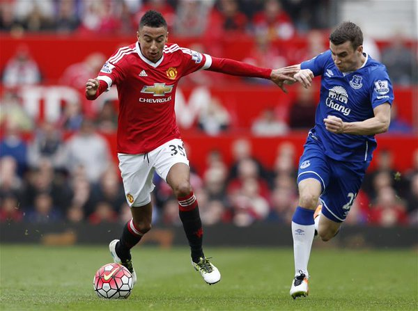 Lingard e Coleman durante il secondo tempo. Fonte: Squwka.com