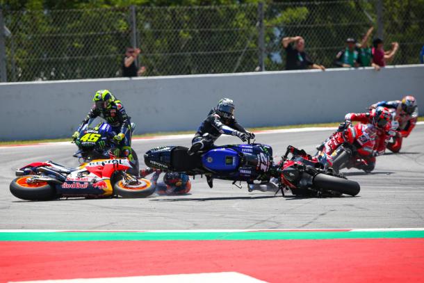 El accidente en Catalunya que involucró a Dovizioso, Rossi, Lorenzo y Viñales. Imagen: MotoGP