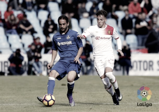 Sergio Mora controlando el esférico | Fotografía: La Liga