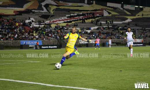 Álvarez controlando el balón para evitar el primero en su porteria.