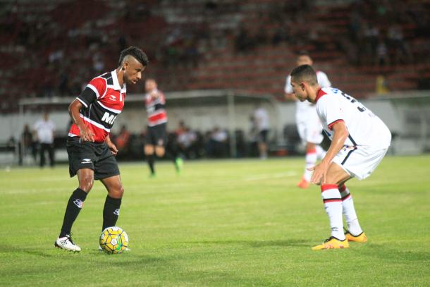 O lateral Léo Moura não deve ficar no elenco tricolor (Foto: Antônio Melcop/Santa Cruz)