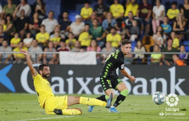 Álex Moreno tras un disparo | Fotografía: LaLiga