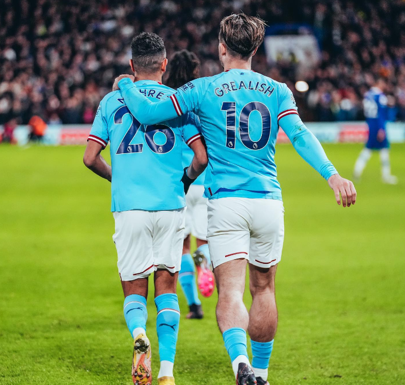 Mahrez y Grealish tras marcar el gol. Foto vía: Manchester City/Instagram