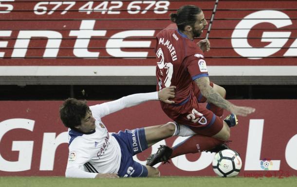 Marc Mateu siendo derribado por un rival | Fotografía: La Liga