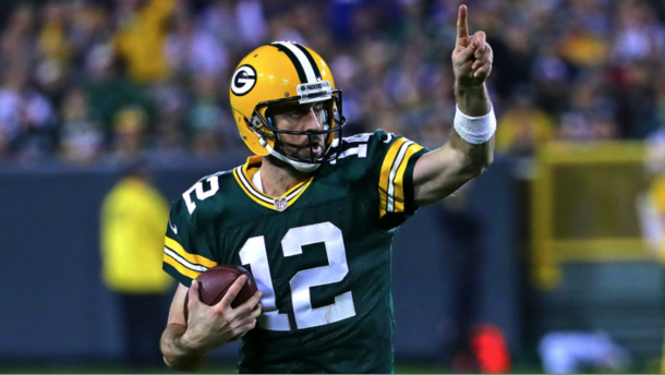 Esta acción, la de llevar el balón y correr, es algo que no veremos mucho de Aaron Rodgers ya que tendrá que cambiar su estilo de juego debido a su lesión / Foto: NFL